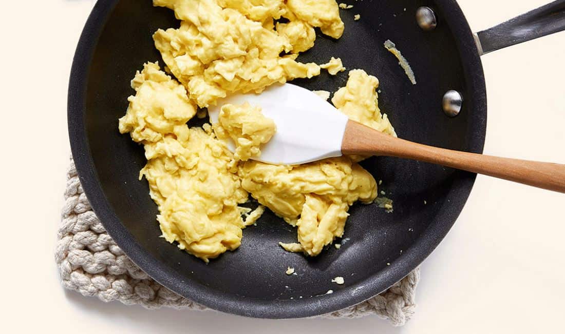 Растительные яйца на сковороде