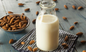 almond-milk-1024x683